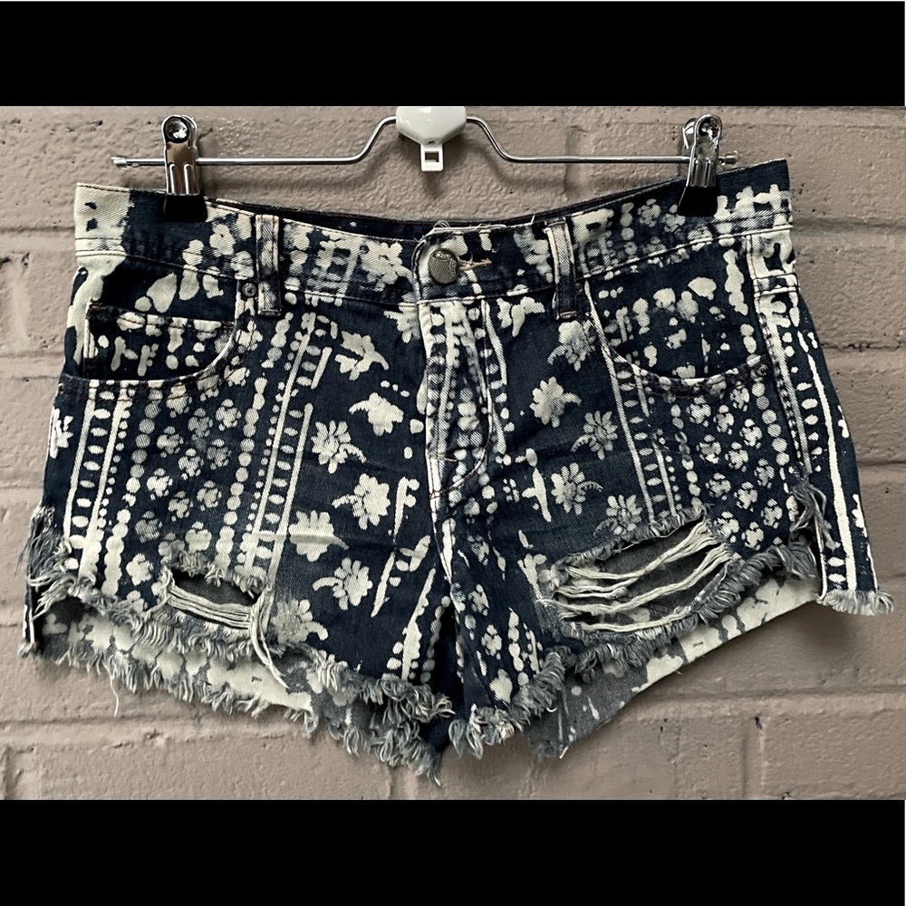 Free People  distressed print jean shorts 25